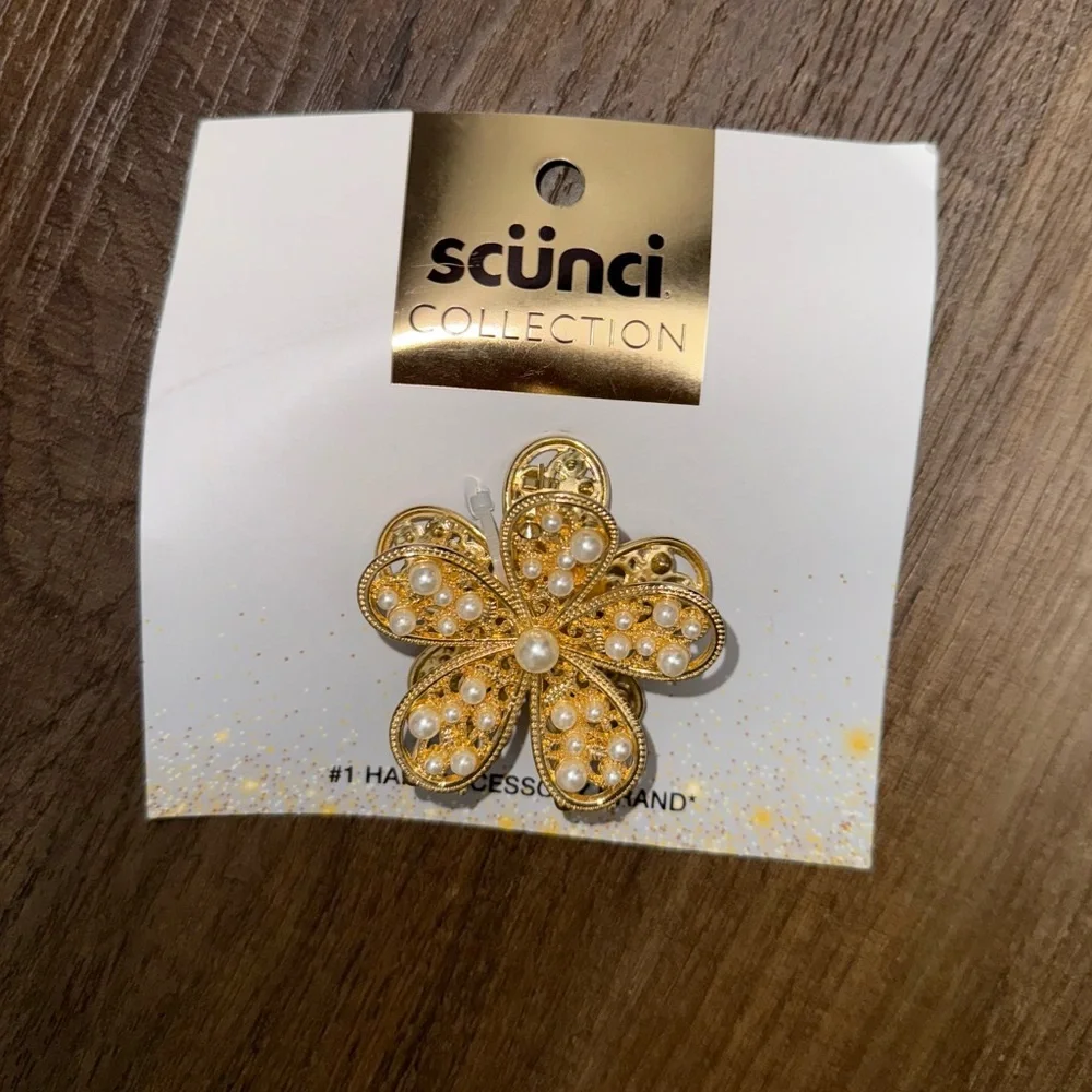 NWT Scünci Gold Flower Hair Claw Clip